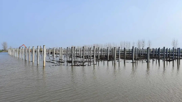 數(shù)百根水上光伏樁，用北奕振動(dòng)打樁機(jī)2天搞定